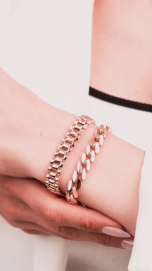 Parlak Elmas Kolyeler ve Altın Kolyeler