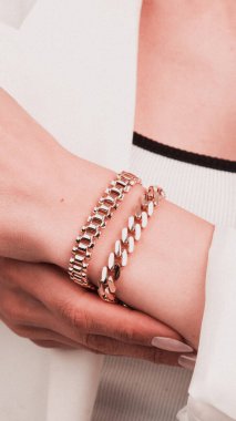 Parlak Elmas Kolyeler ve Altın Kolyeler