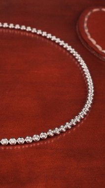 Kadınlar için Zarif Elmas ve Altın Mücevher