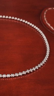 Kadınlar için Zarif Elmas ve Altın Mücevher