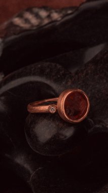 Kadınlar için Zarif Elmas ve Altın Mücevher