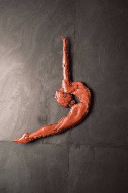 Tamamen deri, ayrıntılı işçilik ve organik dokudan yapılmış eşsiz bir heykel..