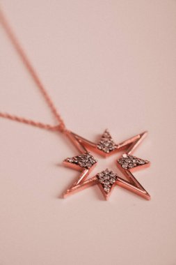 Kadınlar için Sofistike Altın ve Elmas Mücevherler