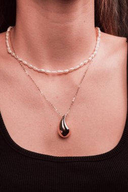 Kadınlar için Sofistike Altın ve Elmas Mücevherler