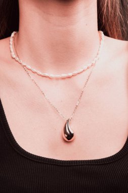 Kadınlar için Sofistike Altın ve Elmas Mücevherler