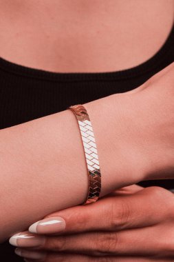 Kadınlar için Sofistike Altın ve Elmas Mücevherler