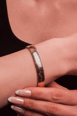 Kadınlar için Sofistike Altın ve Elmas Mücevherler