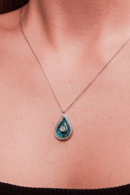 Güzel Altın ve Elmas Kokteyl Mücevherleri