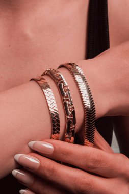 Altın ve Elmaslı Parlak Gemstone Mücevherleri