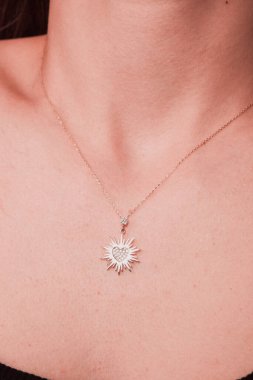 Altın ve Elmaslı Parlak Gemstone Mücevherleri