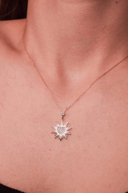 Altın ve Elmaslı Parlak Gemstone Mücevherleri