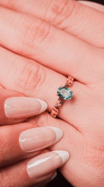 Altın ve Elmaslı Parlak Gemstone Mücevherleri