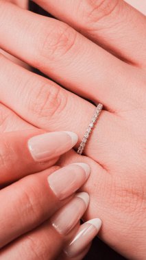 Altın ve Elmaslı Parlak Gemstone Mücevherleri