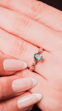 Altın ve Elmaslı Parlak Gemstone Mücevherleri