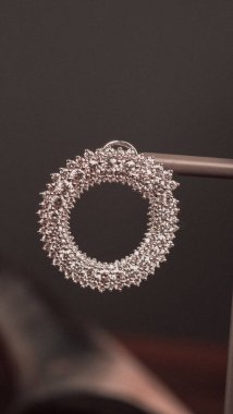 Altın ve Elmaslı Parlak Gemstone Mücevherleri