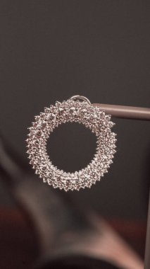 Altın ve Elmaslı Parlak Gemstone Mücevherleri