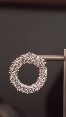 Altın ve Elmaslı Parlak Gemstone Mücevherleri