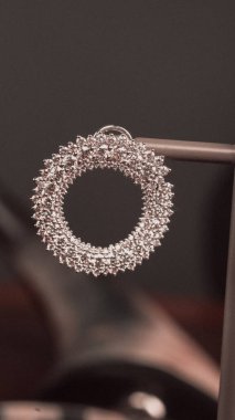 Altın ve Elmaslı Parlak Gemstone Mücevherleri