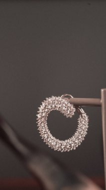 Altın ve Elmaslı Parlak Gemstone Mücevherleri