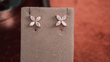 Altın ve Elmaslı Parlak Gemstone Mücevherleri