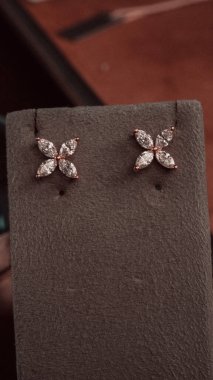 Altın ve Elmaslı Parlak Gemstone Mücevherleri