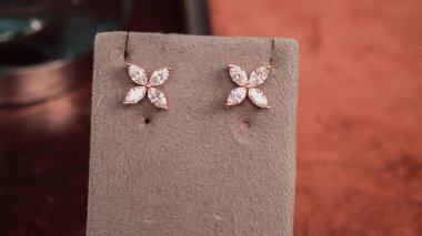 Altın ve Elmaslı Parlak Gemstone Mücevherleri