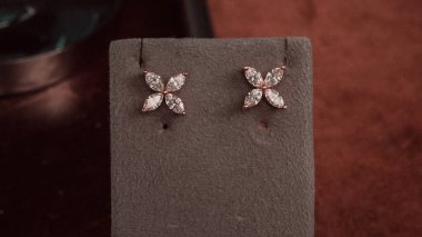 Altın ve Elmaslı Parlak Gemstone Mücevherleri