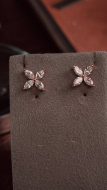 Altın ve Elmaslı Parlak Gemstone Mücevherleri