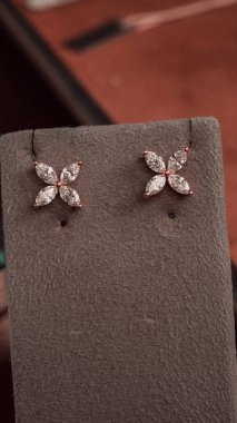 Altın ve Elmaslı Parlak Gemstone Mücevherleri