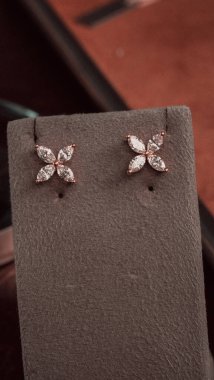 Altın ve Elmaslı Parlak Gemstone Mücevherleri