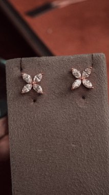 Altın ve Elmaslı Parlak Gemstone Mücevherleri