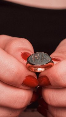 Yıldönümü Hediyeleri İçin Lüks Altın ve Elmas Mücevherler