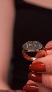 Yıldönümü Hediyeleri İçin Lüks Altın ve Elmas Mücevherler