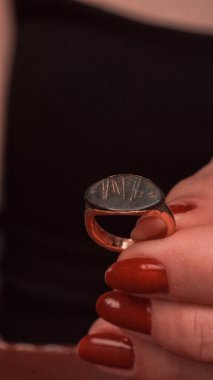 Yıldönümü Hediyeleri İçin Lüks Altın ve Elmas Mücevherler