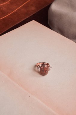 Yıldönümü Hediyeleri İçin Lüks Altın ve Elmas Mücevherler