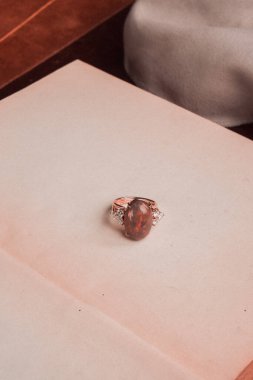 Yıldönümü Hediyeleri İçin Lüks Altın ve Elmas Mücevherler