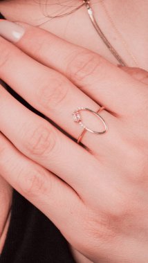 Yıldönümü Hediyeleri İçin Lüks Altın ve Elmas Mücevherler