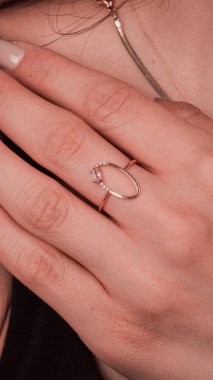 Parlak Elmas Kolyeler ve Altın Mücevherler