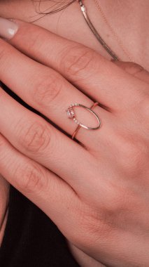 Parlak Elmas Kolyeler ve Altın Mücevherler