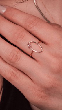 Parlak Elmas Kolyeler ve Altın Mücevherler