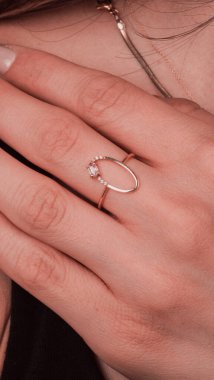 Parlak Elmas Kolyeler ve Altın Mücevherler