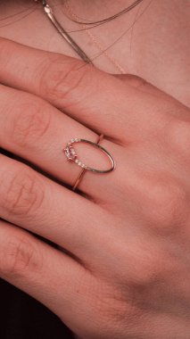 Parlak Elmas Kolyeler ve Altın Mücevherler