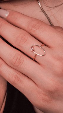 Parlak Elmas Kolyeler ve Altın Mücevherler