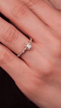 Parlak Elmas Kolyeler ve Altın Mücevherler