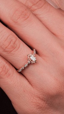 Parlak Elmas Kolyeler ve Altın Mücevherler