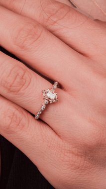 Parlak Elmas Kolyeler ve Altın Mücevherler