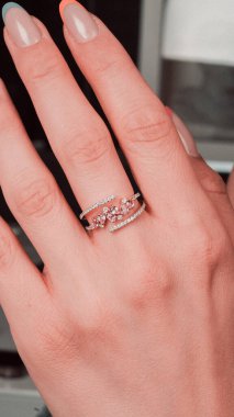 Parlak Elmas Kolyeler ve Altın Mücevherler