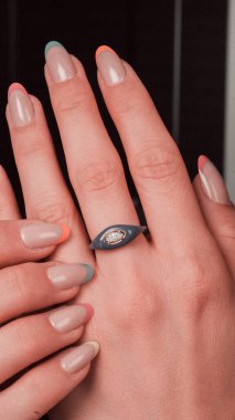 Parlak Elmas Kolyeler ve Altın Mücevherler