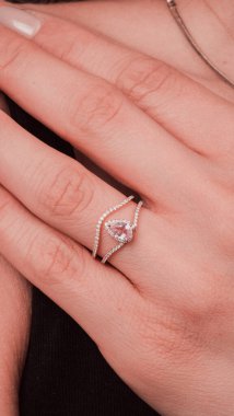 Parlak Elmas Kolyeler ve Altın Mücevherler