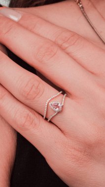 Parlak Elmas Kolyeler ve Altın Mücevherler